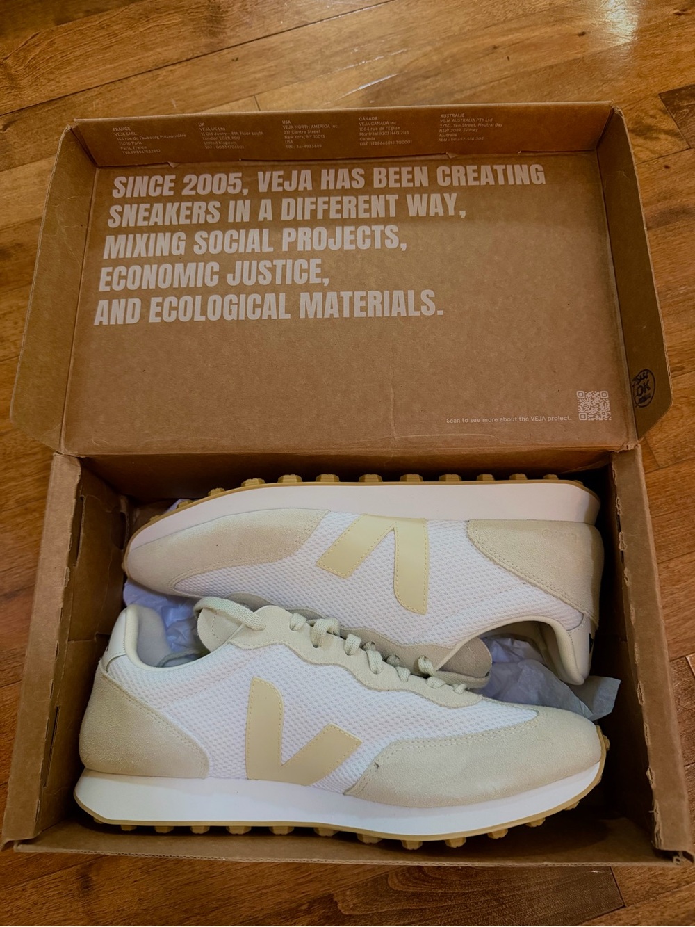 Veja Off-White and Cream Low-Top Sneakers